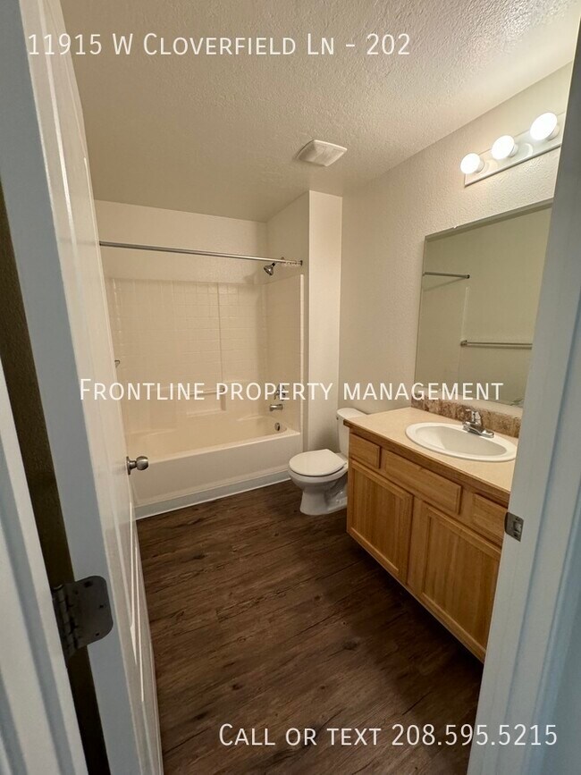 Building Photo - Spacious 2 Bed/ 2 Bath upper Level Apartment!