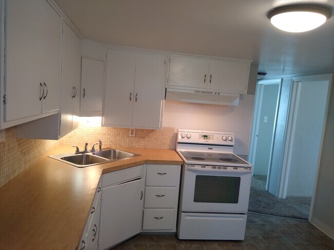 Kitchen - 1430 S Longmont Ave
