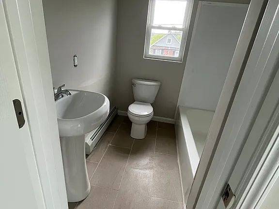 Foto del edificio - Move in to this singe family fully renovated home featuring 3 bedrooms 2 full baths located direc...