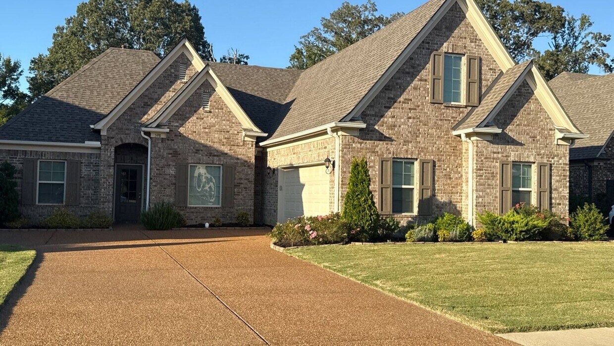 Foto principal - Beautiful 4 bedroom 2 bath home - Hernando...