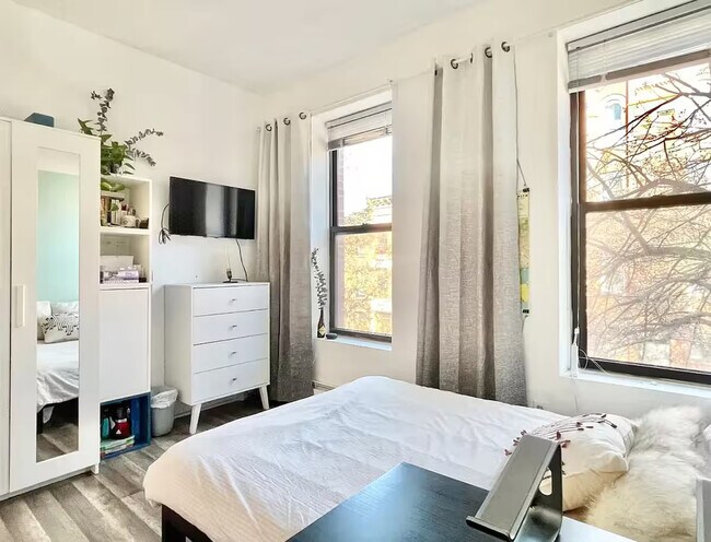Foto del edificio - Furnished room/NOT APARTMENT