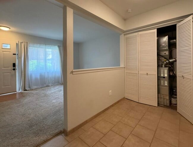 Building Photo - 519 Longshore Dr