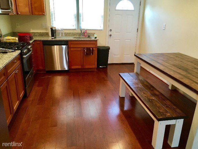 Building Photo - 1 br, 1 bath Townhome - 600 scott st
