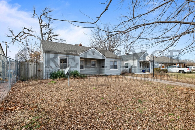 Building Photo - 1913 N Hood St