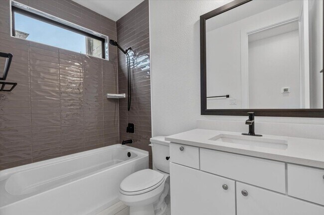 Foto del edificio - 315 Holton Dr