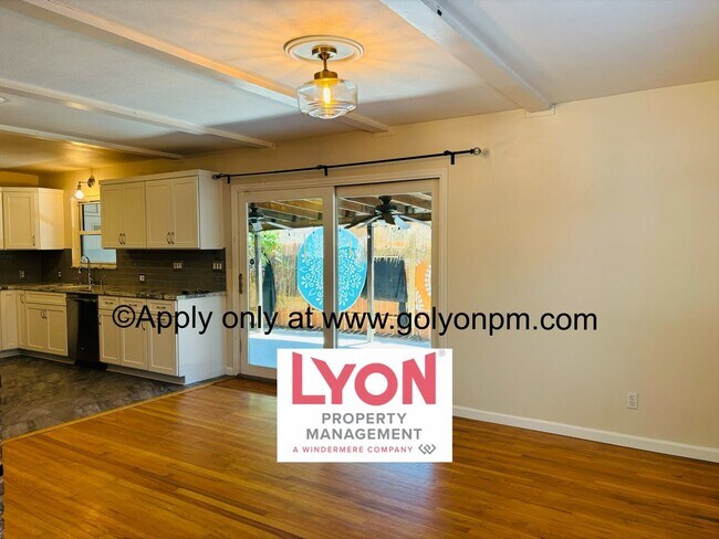 Building Photo - Updated beautiful 3 bedroom home w/ 2 car ...