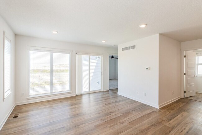 Foto del edificio - NEAR WAUKEE NORTHWEST!! 4 bedroom, 3 Bath Home In Waukee.