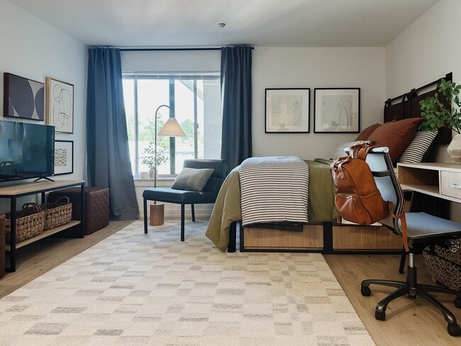 IMG_9488 - Yugo Seattle Lothlorien Apartments