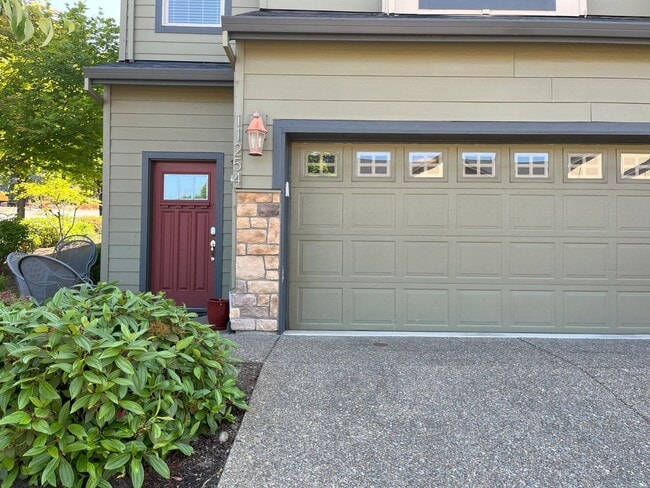 Building Photo - Spacious 3Bd Townhome with Private Yard, 2...