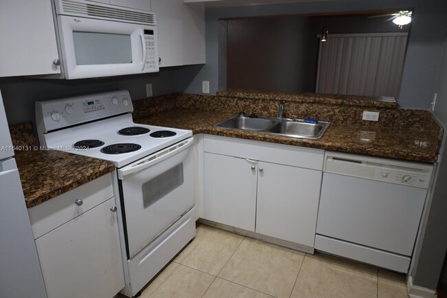 Building Photo - 6826 Sienna Club Dr