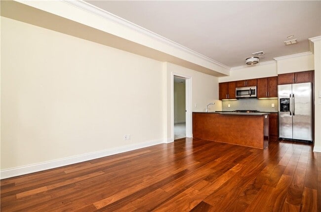 Building Photo - 30 Elm Pl