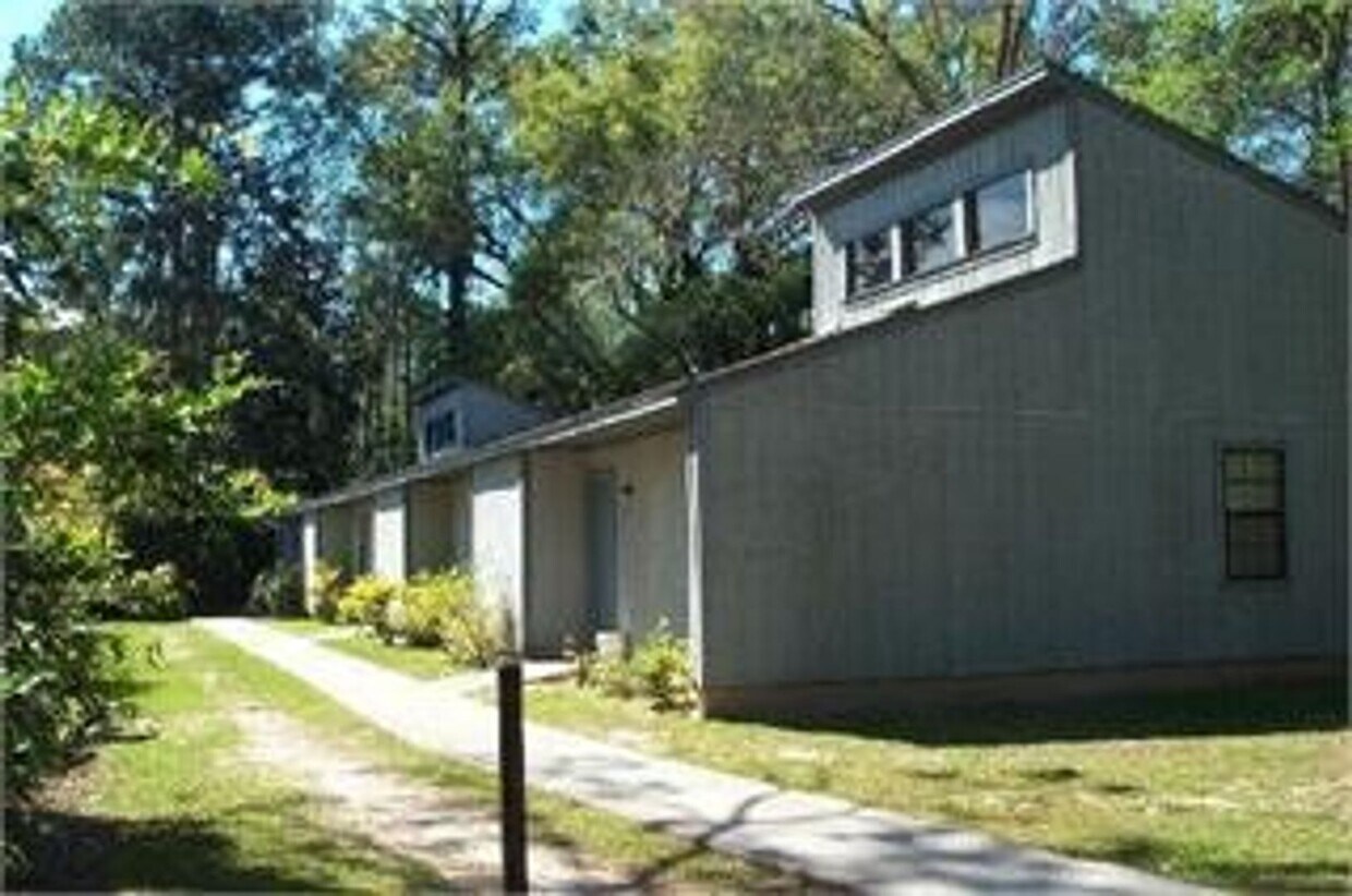Foto principal - 2 Bedroom/2 Bathroom Townhome located clos...