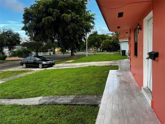 Foto del edificio - 1941 NE 159th St