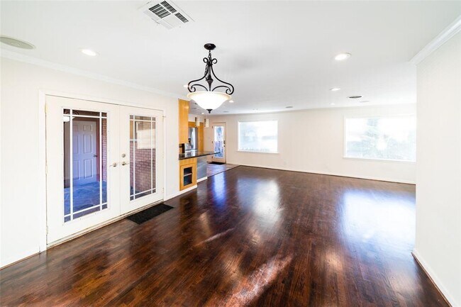 Building Photo - 946 E 14th St