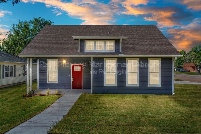 Building Photo - 101 E 11th St S