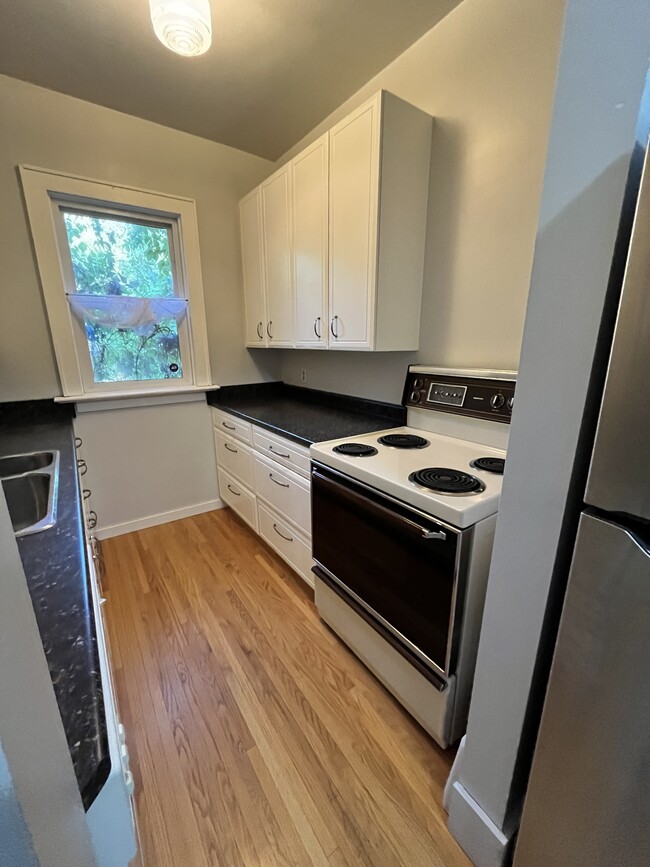 Building Photo - 417 5th Ave N