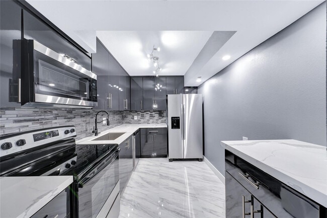 Building Photo - 1100 St Charles Pl