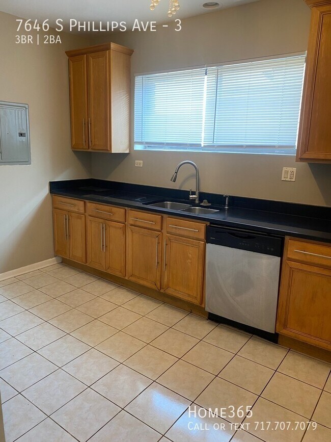Building Photo - Must-see 3 Bedroom Multi-Family - Ready fo...