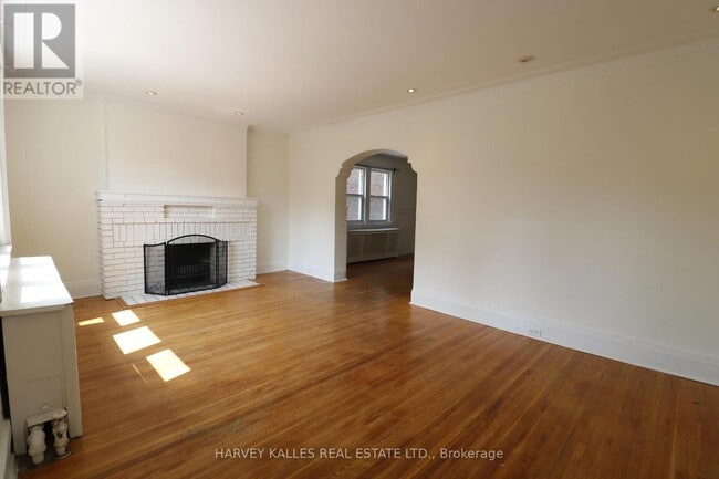 Building Photo - 6 Poplar Plains Crescent
