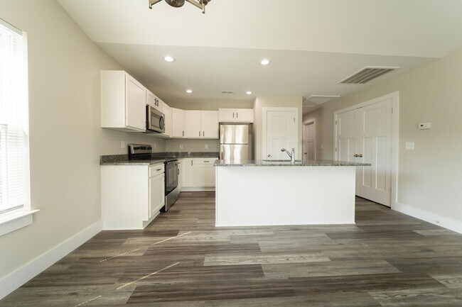 Building Photo - 904 Sparrow Ln