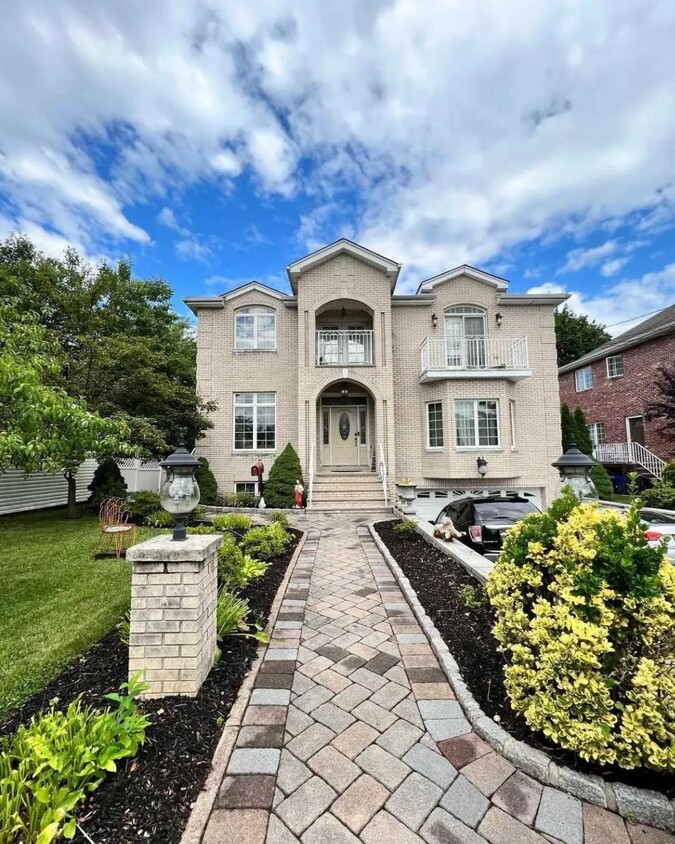 Foto principal - 367 Morse Ave