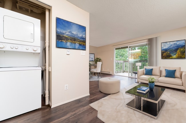 Sala de estar preparada con lavadora y secadora - Trellis on Orchard