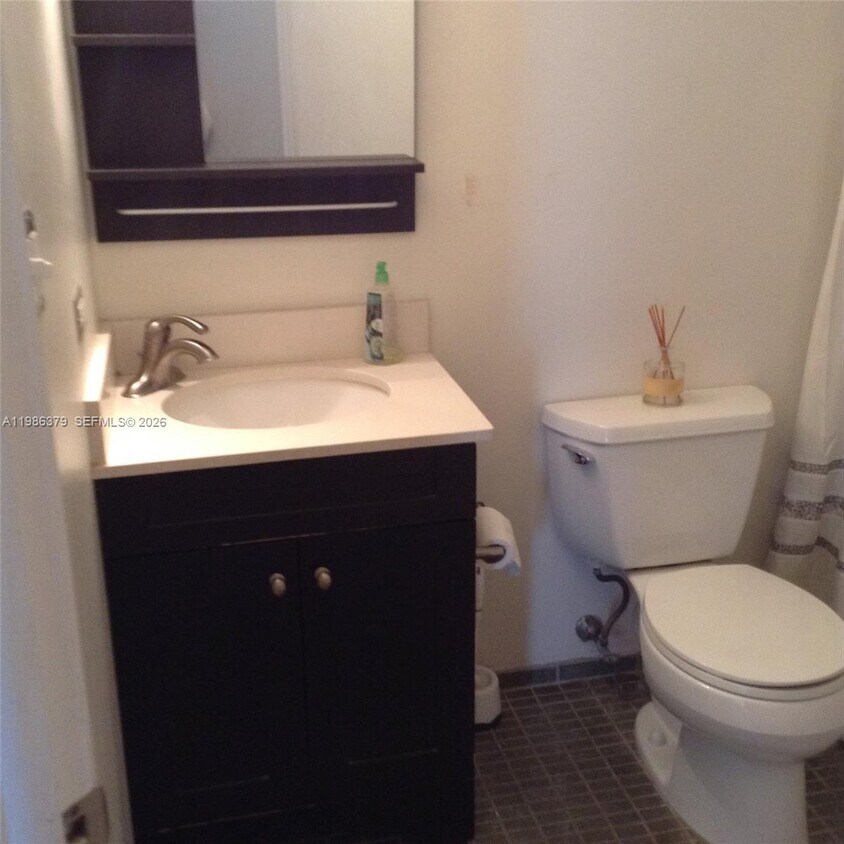 Foto del edificio - 8290 Lake Dr