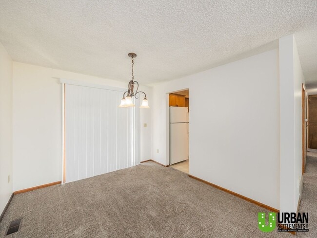 Building Photo - Spacious 3 bedrooms and 2 bathrooms Duplex...