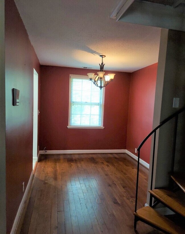 Foto del edificio - Stunning And Spacious 2-Level, 1 Bedroom, ...