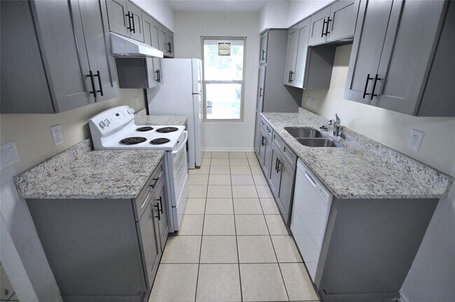 Building Photo - 8809 Piney Point Dr