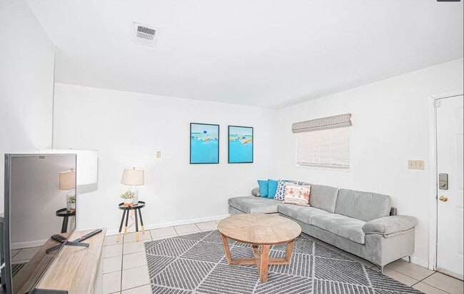 Foto del edificio - 4 bed, 2 bath house, Available August 2026!