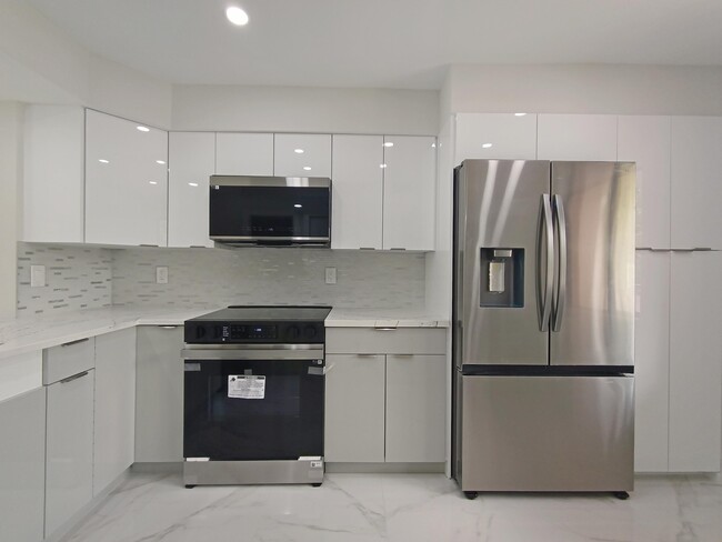 Building Photo - 7280 Amberly Ln