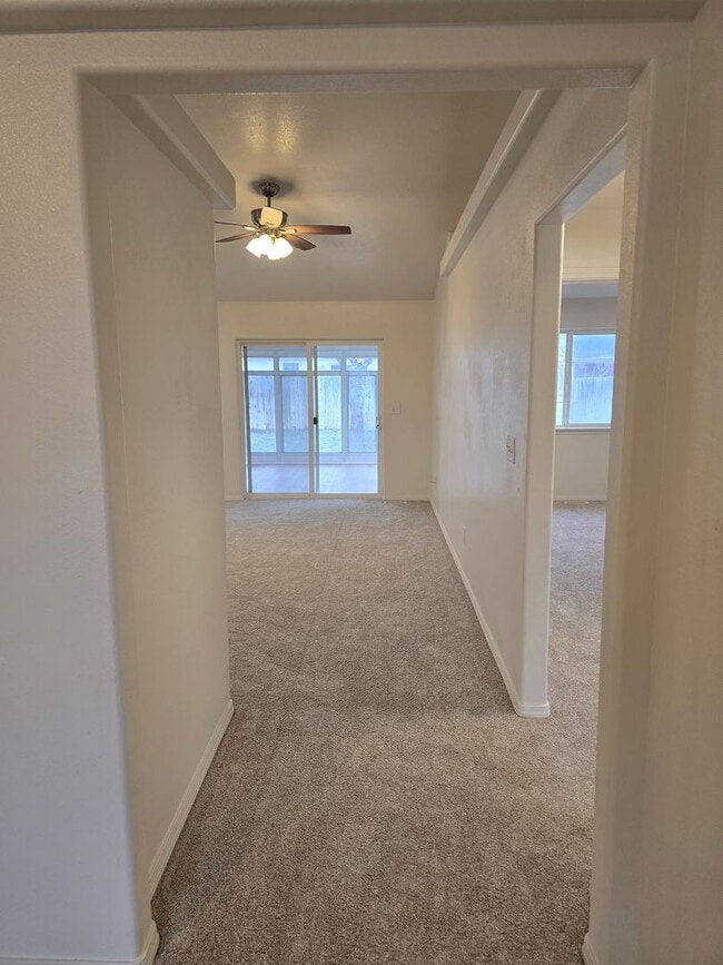 Foto del edificio - Freshly Updated 3 Bed | 2 Bath Home with Sunroom & Fenced Yard – Twin Falls