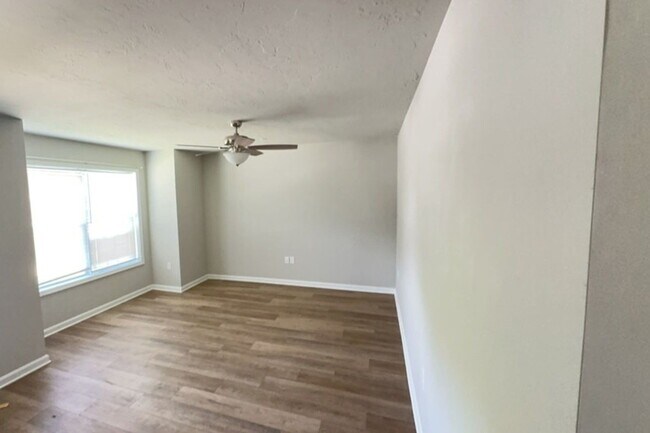 Foto del edificio - 650 N College St