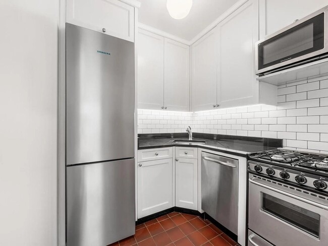 Building Photo - 145 W 80th St