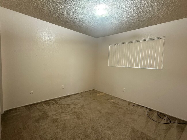 Building Photo - 2 Bed, 1 Bath Home with 1-Car Garage in Qu...