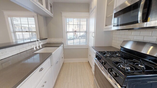 Building Photo - 208 8th St