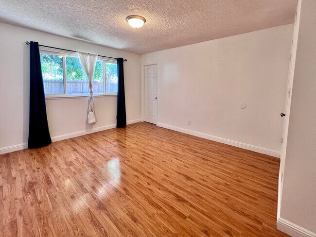 Foto del edificio - $2,250 Ashlan & Cornelia, 3 Bedroom House-...