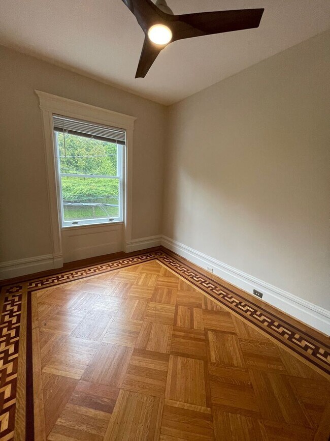 Foto del edificio - Renovated 3 Bedroom 2 Bathroom House Across From The Park