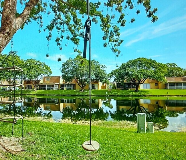 Foto del edificio - 3651 NW 95th Terrace
