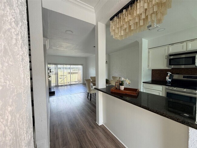 Foto del edificio - 7700 Creekbend Dr