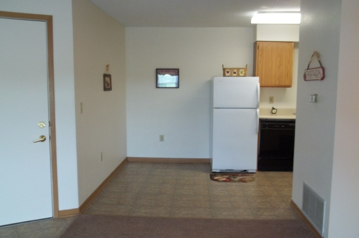 dining area - 210 E 28th St N