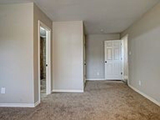 Foto del edificio - Available NOW!