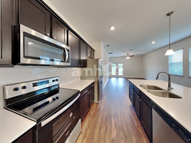 Foto del edificio - 1020 Island Pond Dr