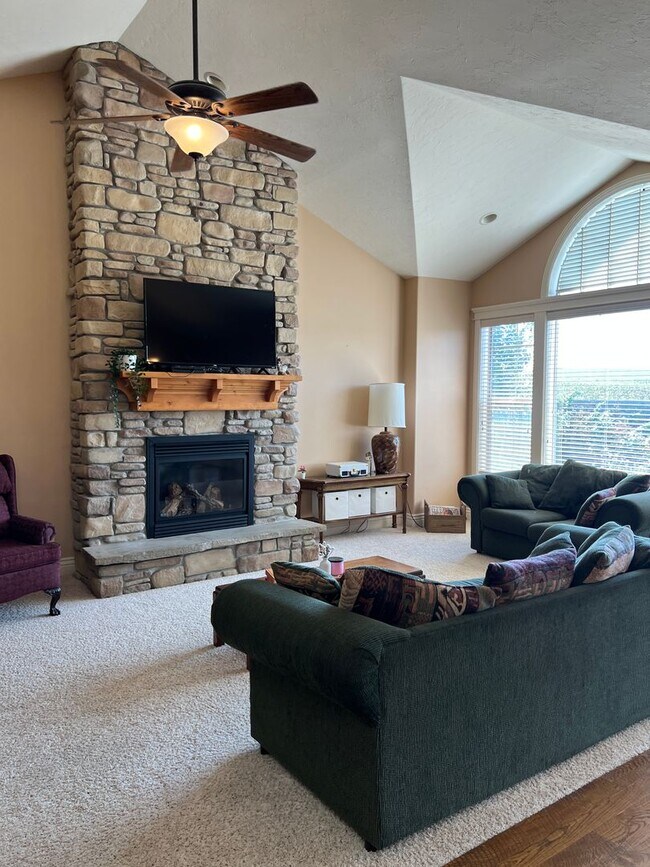 Foto del edificio - Stunning 5 bed 3.5 bath home on the hill i...