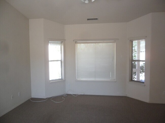 Building Photo - Three Bedroom Home in Great Neighborhood