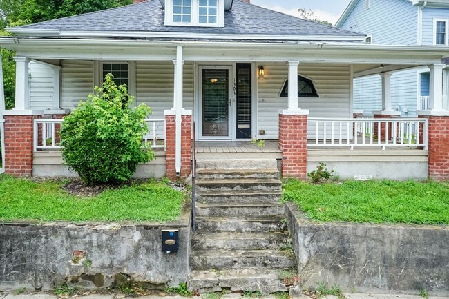 Building Photo - Three Bedroom Home!