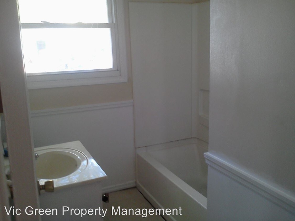 Building Photo - 5254 Ferngrove Dr