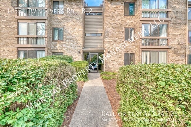 Building Photo - 2 Bedroom Condo W/ Sunroom!