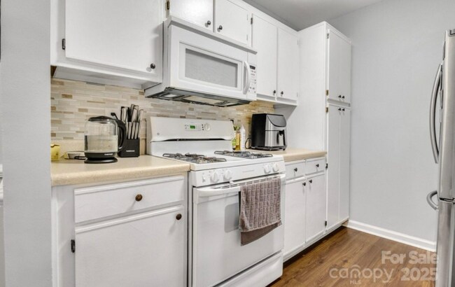 Foto del edificio - 124 Cedarcroft Dr